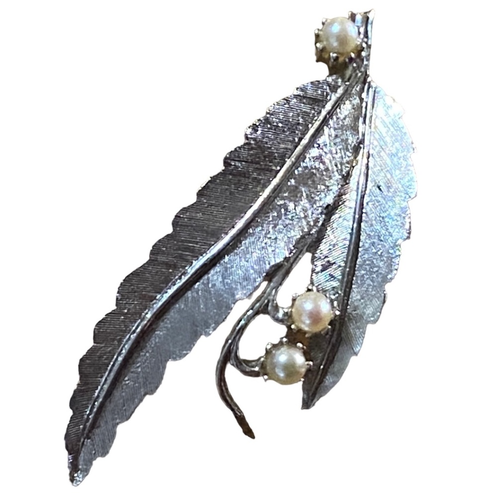 Silver toned vintage brooch with seed pearls